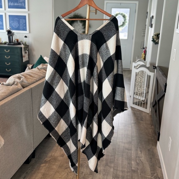 Summer & Rose FabFitFun Women’s One Size Black & White Plaid Poncho with Fringe - Picture 5 of 9